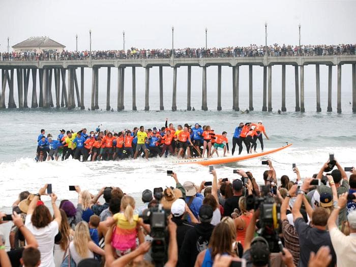 Evento com prancha gigante atraiu milhares de curiosos à praia de Huntinton Beach, na Califórnia
