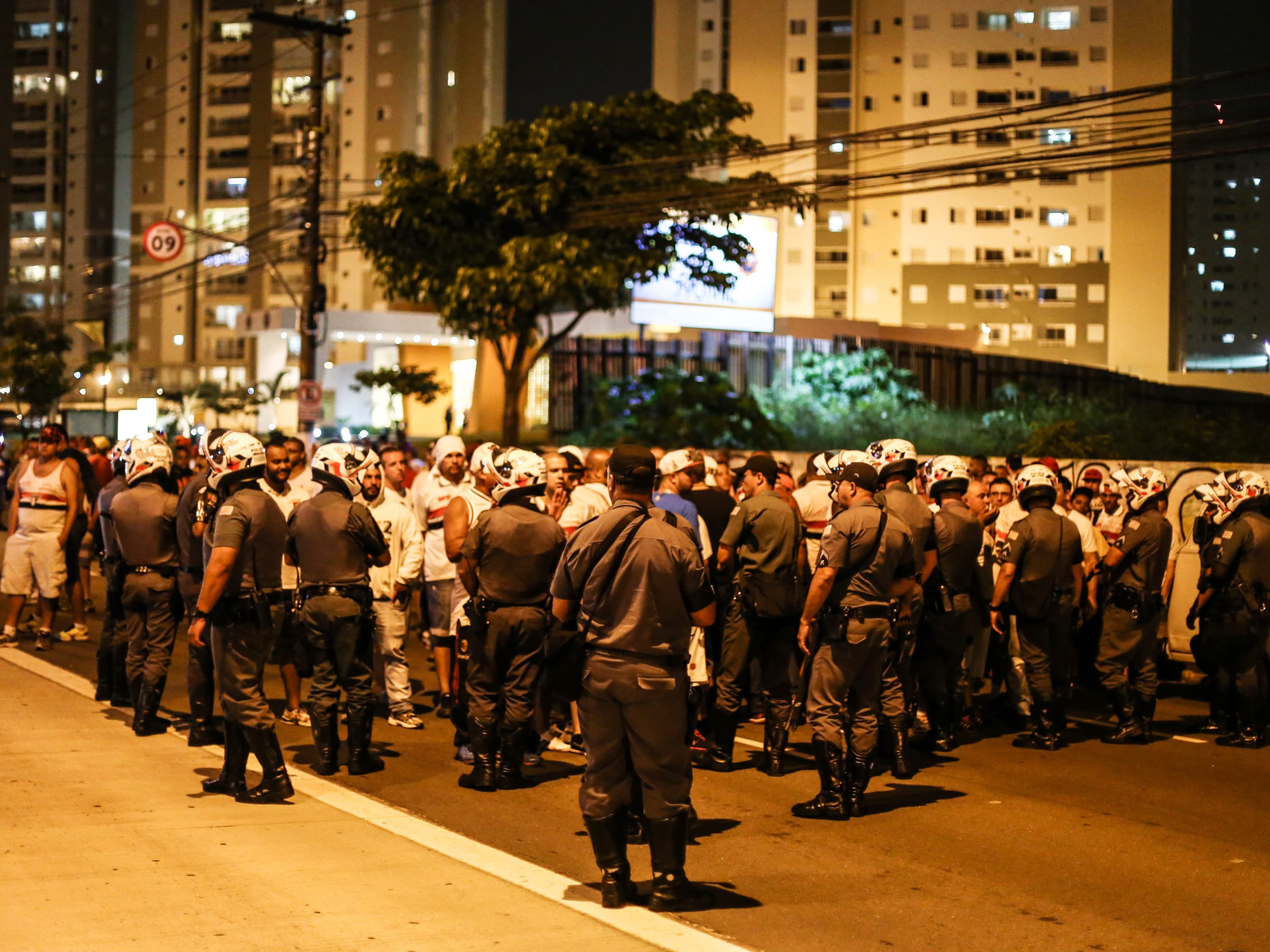 Torcida Organizada do São Paulo protesta em frente ao CT na Barra Funda, zona oeste de São Paulo (SP)