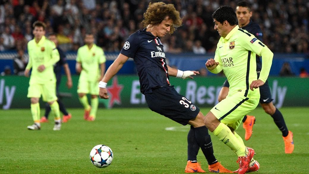 David Luiz leva segunda caneta de Luis Suárez, no lance do terceiro gol do Barcelona