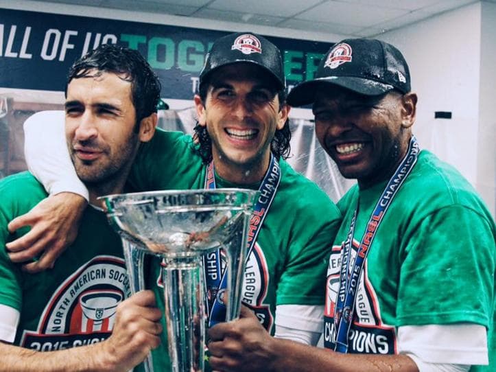 Raúl, Carlos Mendes e Marcos Senna comemoram título do Cosmos no vestiário