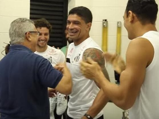 Elano, Ricardo Oliveira e outros companheiros participaram da pegadinha com o meio-campista Renato