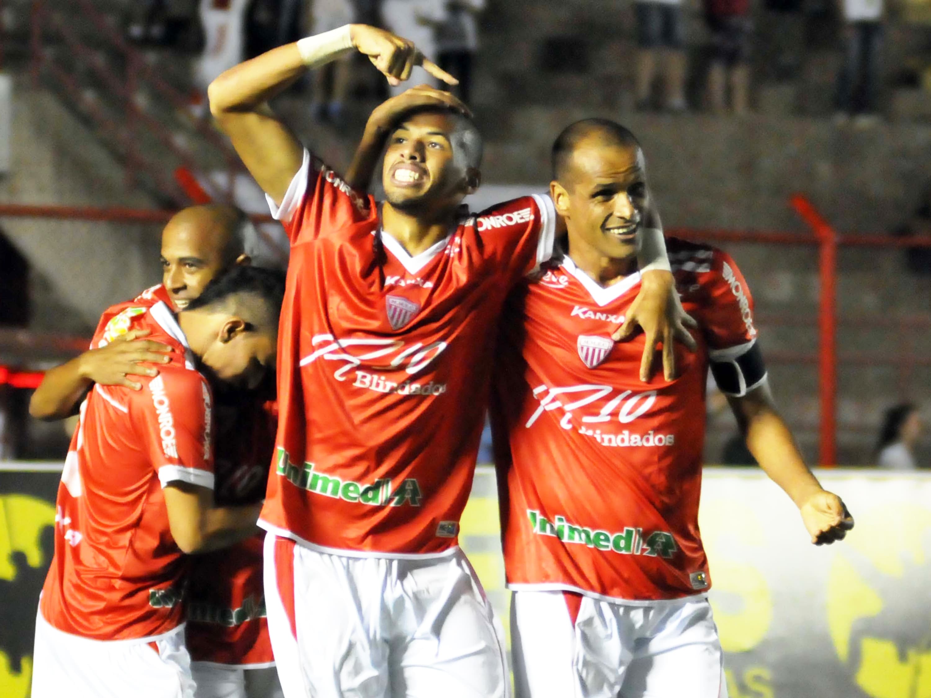 Jogadores comemoram gol de Rivaldo Jr durante a partida no Estádio Romildo Ferreira em Mogi Mirim (SP)