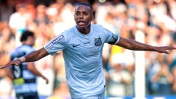 Robinho abriu o placar para o Santos na Vila Belmiro, mas deixou o jogo machucado