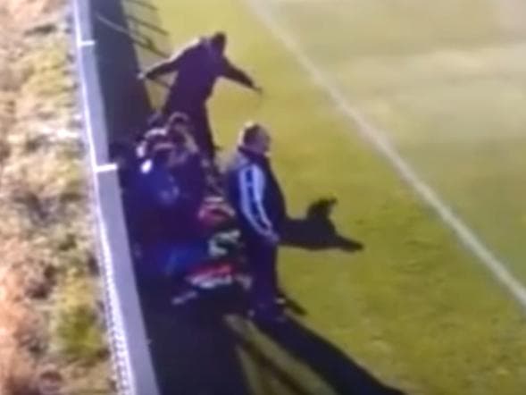 Liviu Petrache, treinador do time sub-17 do CSM Studentesc agride Codrin Tirisca, na Romênia