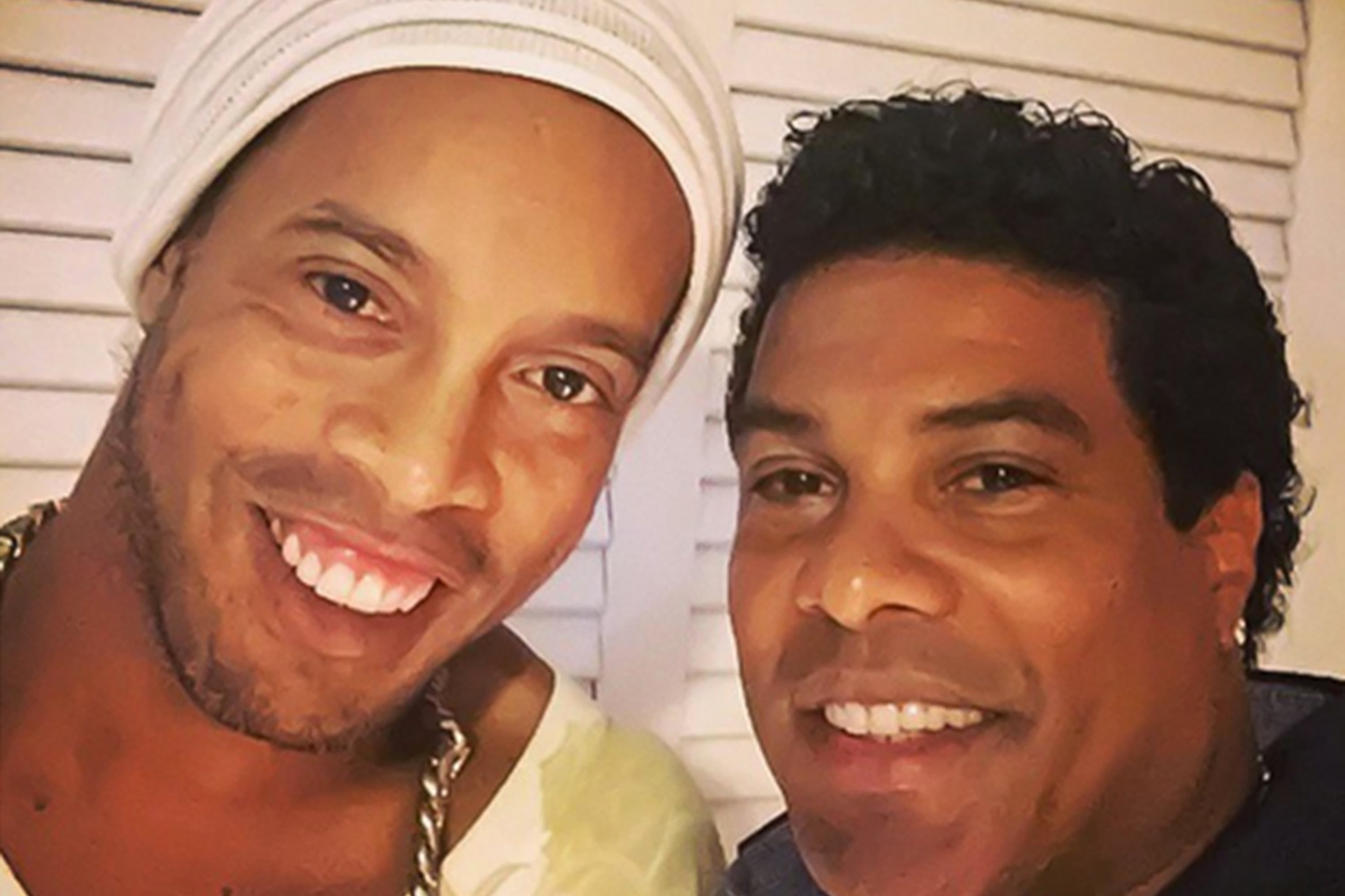 Ronaldinho Gaúcho faz selfie com o irmão, Roberto Assis Moreira, em férias no Rio