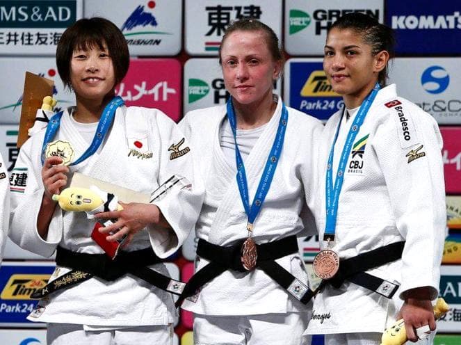 Sarah Menezes (à dir), ao lado da campeã Ami Kondo, do Japão, e da russa Nataliya Kondratyeva