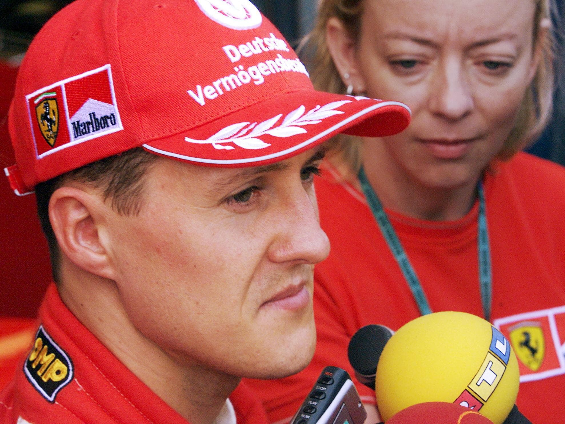 Michael Schumacher e Sabine Kehm em foto de 2001