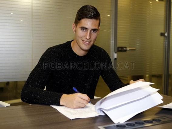 Sergi Guardiola assinando o contrato com o Barcelona, em imagem disponibilizada pelo clube catalão