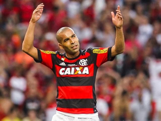 Emerson Sheik ofendeu o árbitro árbitro Wilton Pereira Sampaio no intervalo do jogo contra o Vasco