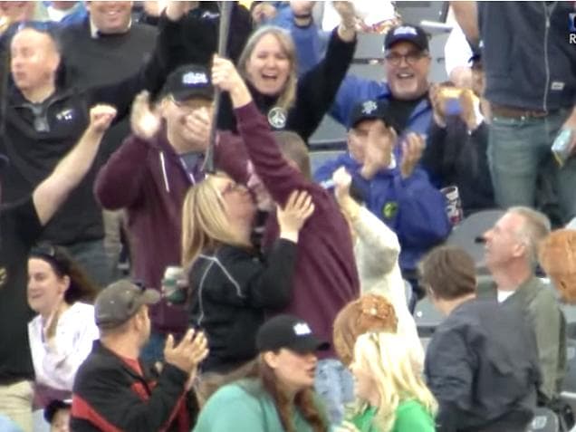 Torcedor do St.Paul Saints segurou o taco de beisebol e recebeu um beijo da esposa
