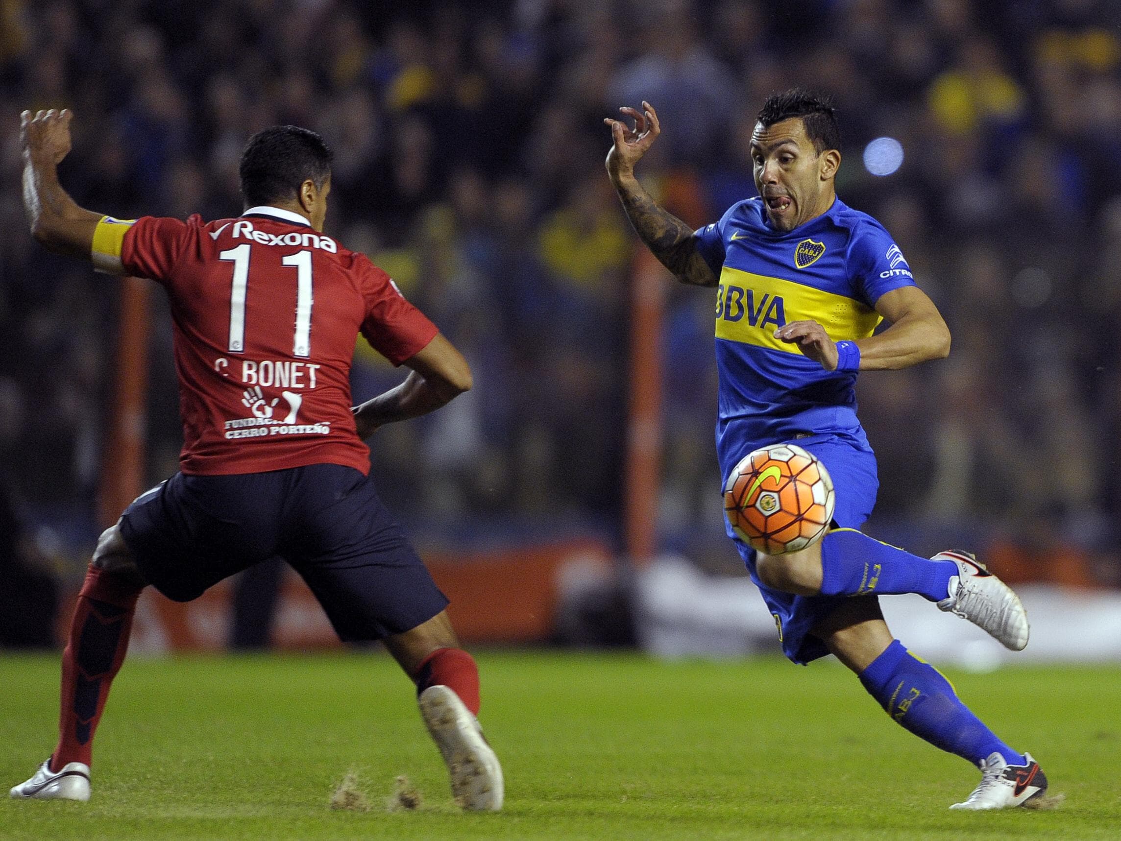Tevez comemora gol contra o Racing, em 2003.