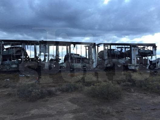 Site americano TMZ registrou a carreta incendiada que levava três carros de Floyd Mayweather