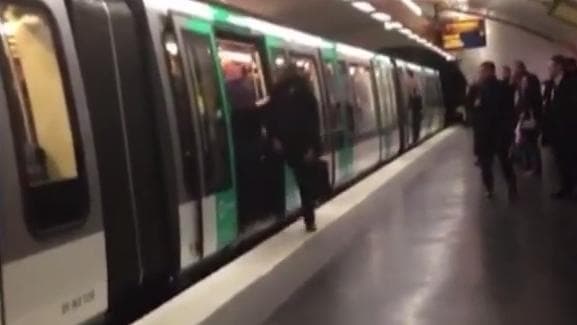 Homem identificado como Souleymane S. é empurrado por torcedores do Chelsea no metrô de Paris