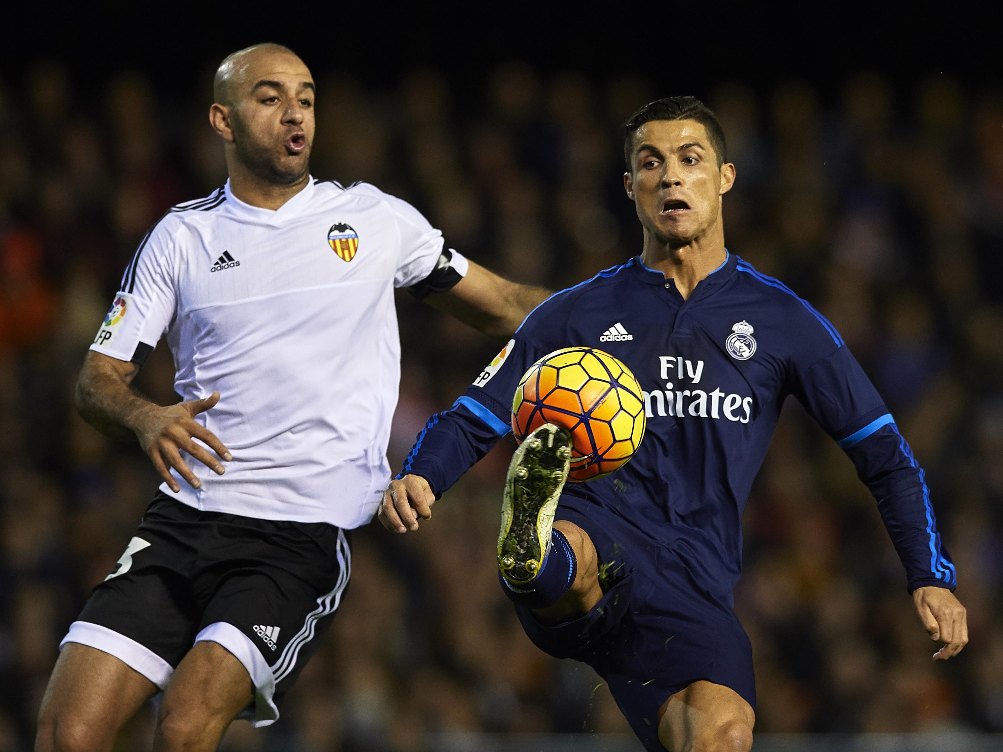 Cristiano Ronaldo é marcado por Aymen Abdennour no empate em Valencia