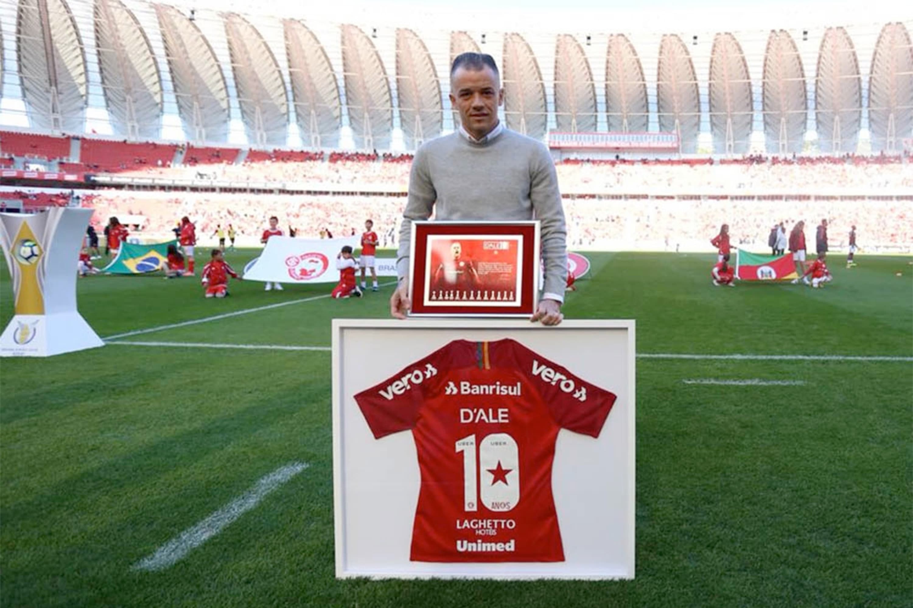 Andrés D’Alessandro é homenageado pelo Internacional