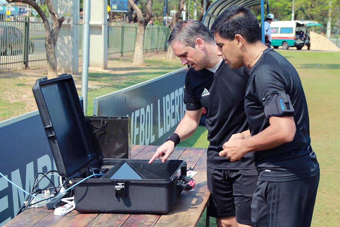 Árbitros testam o sistema de revisão por vídeo durante treinamento na sede da Conmebol, no Paraguai