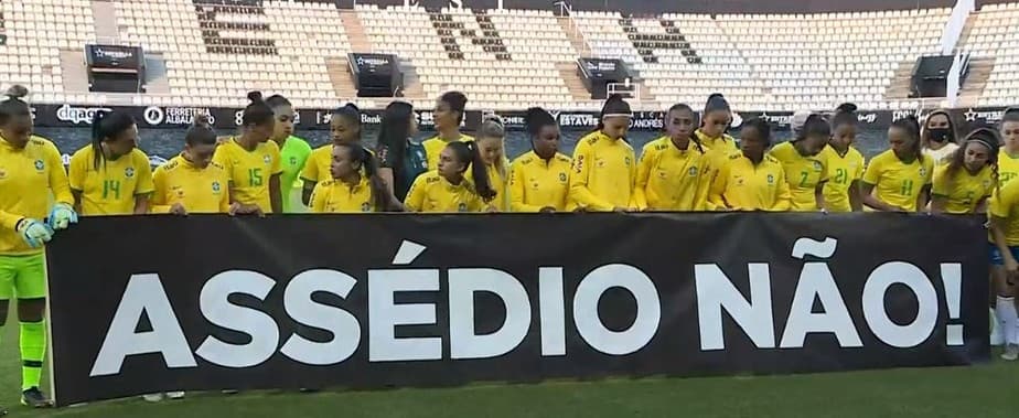 Jogadoras protestam contra assédio em partida amistosa na Espanha -