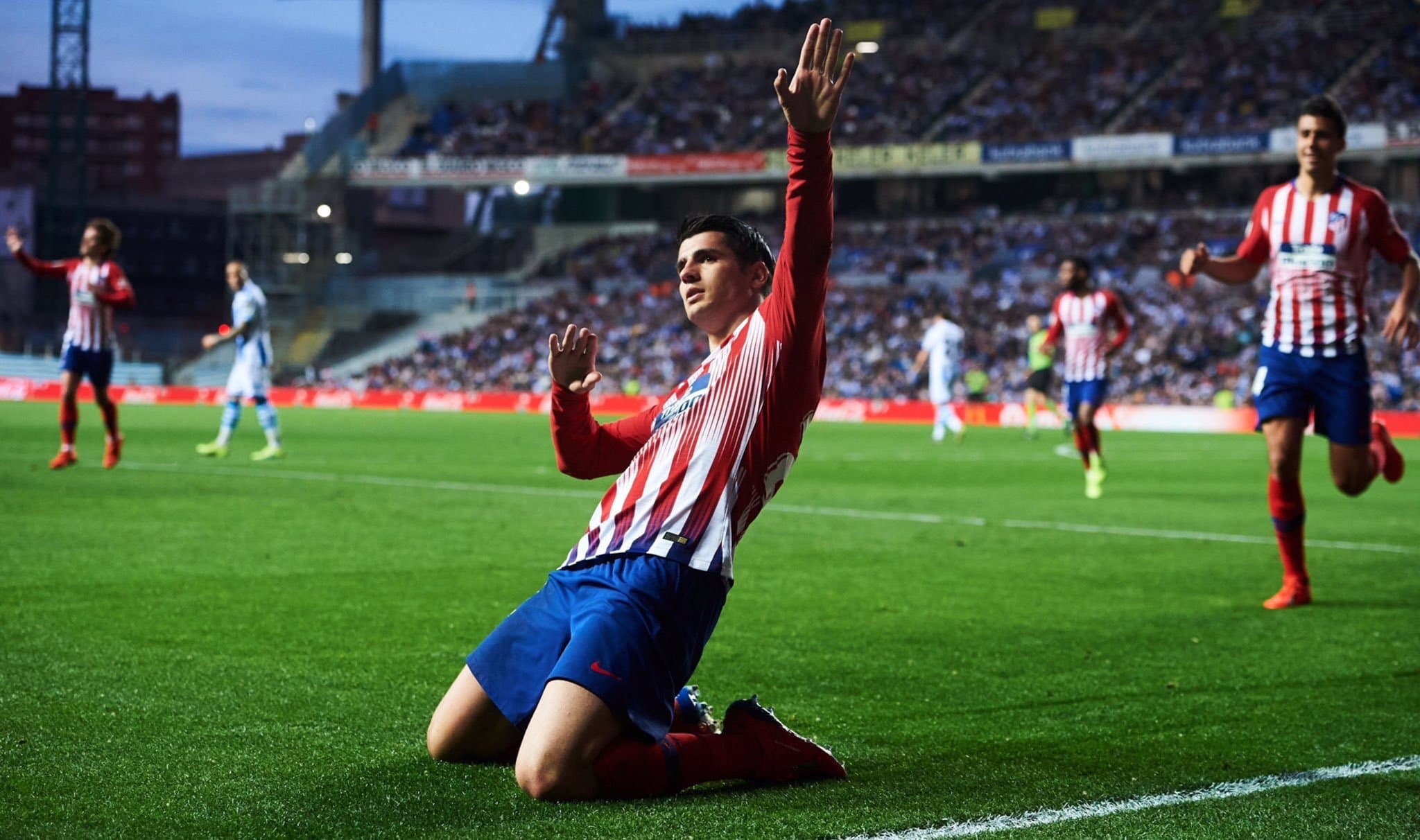 O atacante Álvaro Morata comemora gol do Atlético de Madri - Arquivo Placar