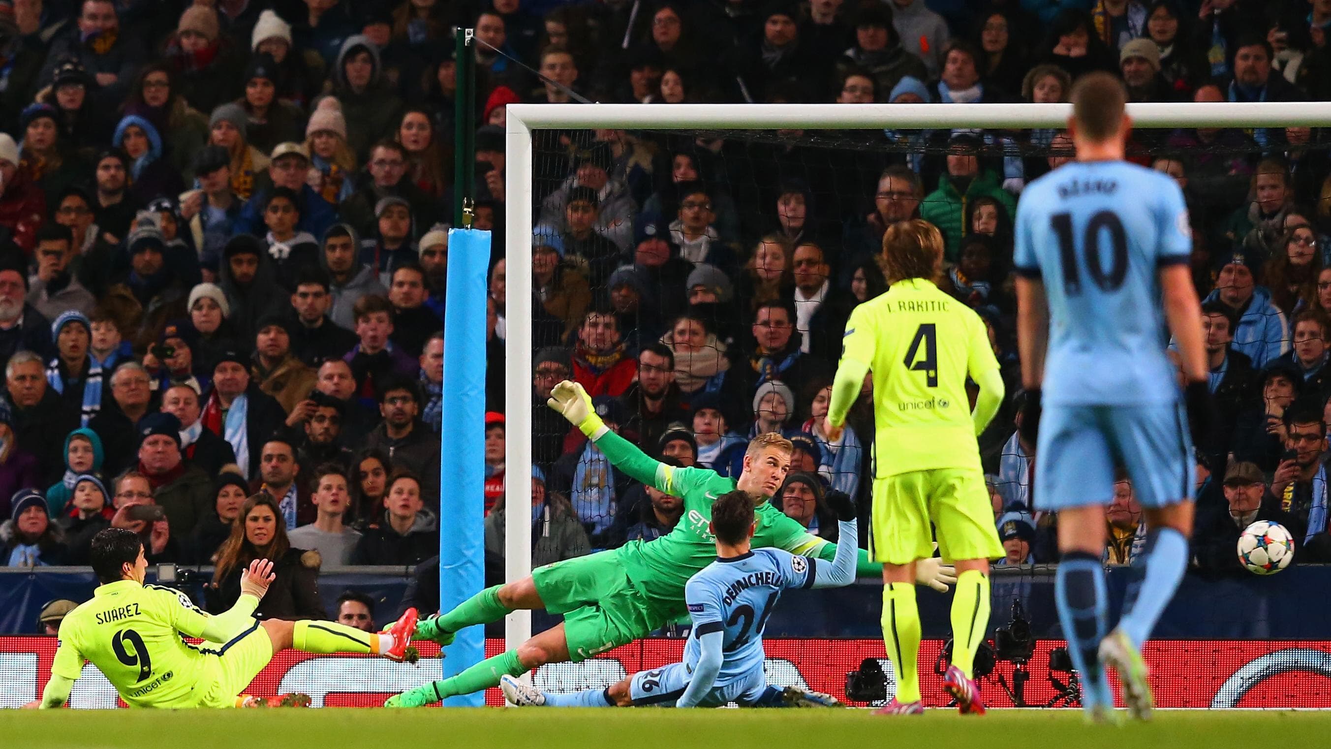 Luiz Suárez (camisa 9) garantiu a vitória do Barcelona sobre City