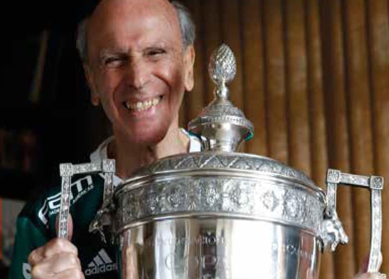 Brandãozinho com a taça de 1951
