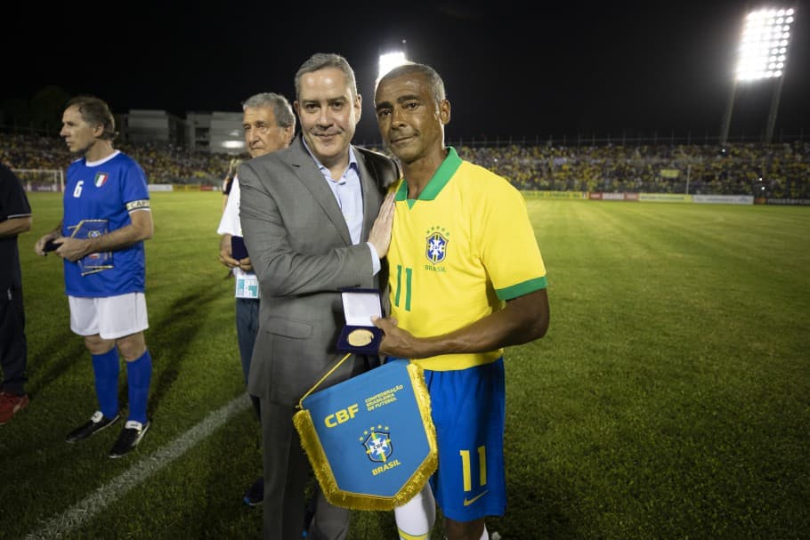 Romário recebeu uma placa do presidente da CBF, Rogério Caboclo