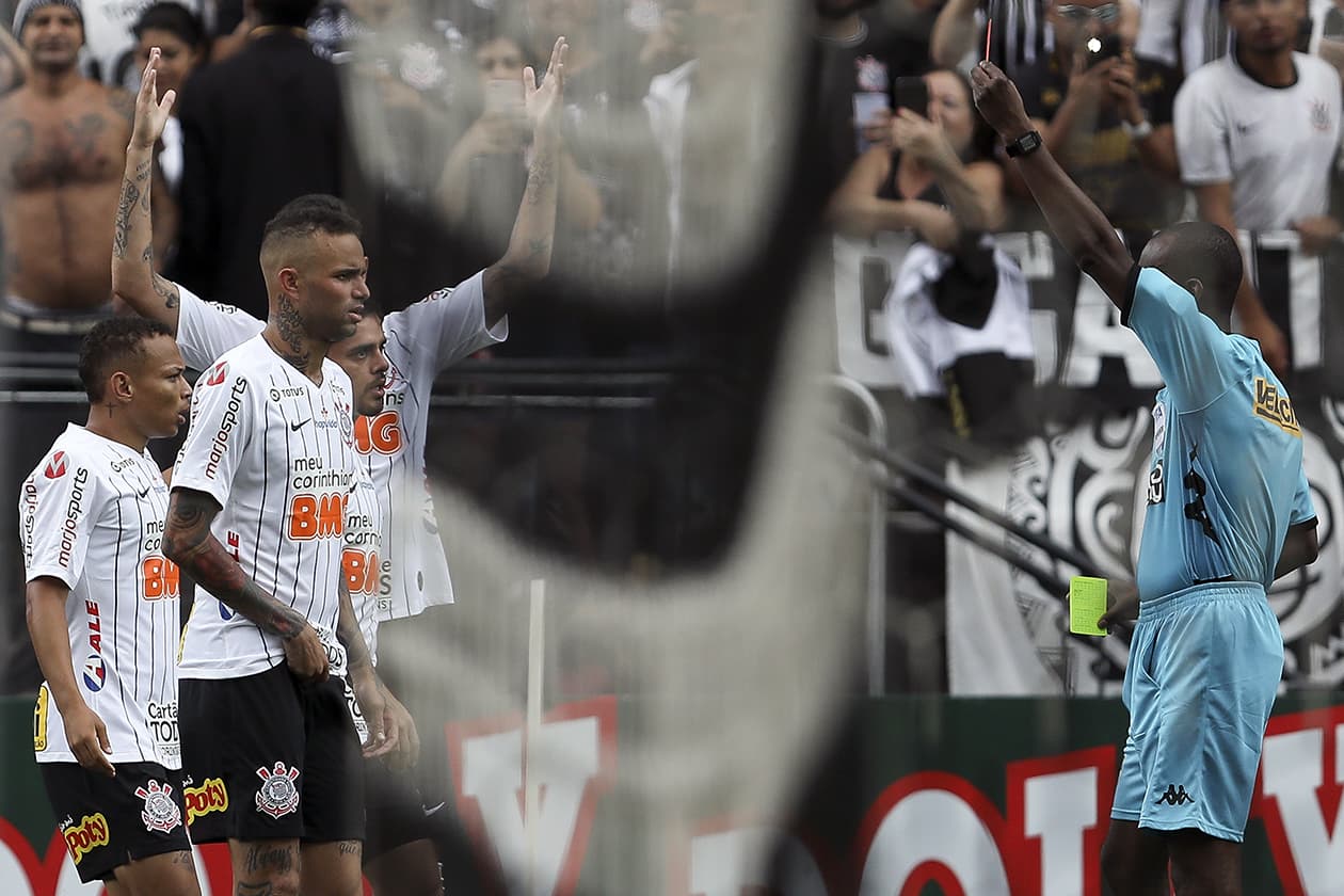 A expulsão de Janderson após comemorar com a própria torcida o gol marcado no clássico Corinthians x Santos