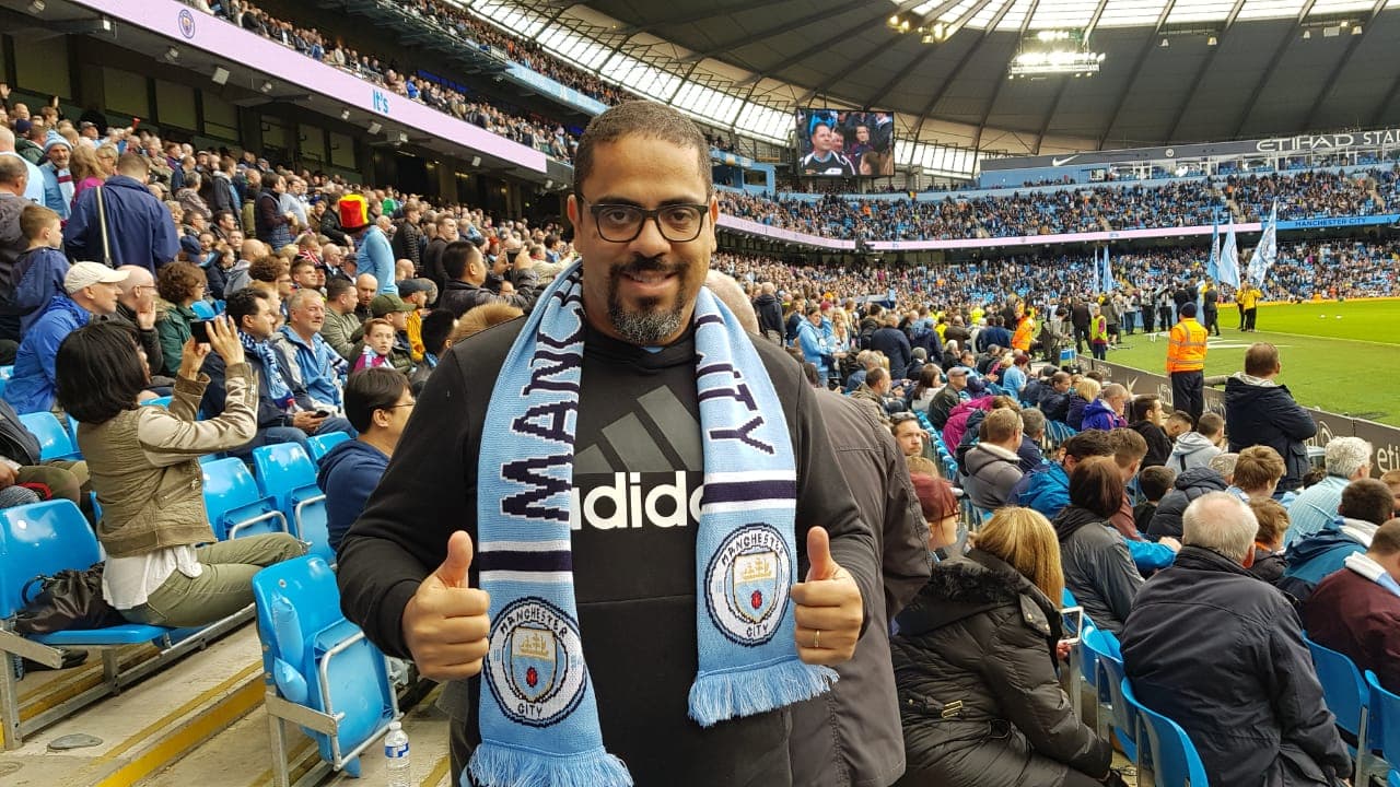 Cater Batista na casa do Manchester City: sucesso nas redes o levou a dezenas de estádios
