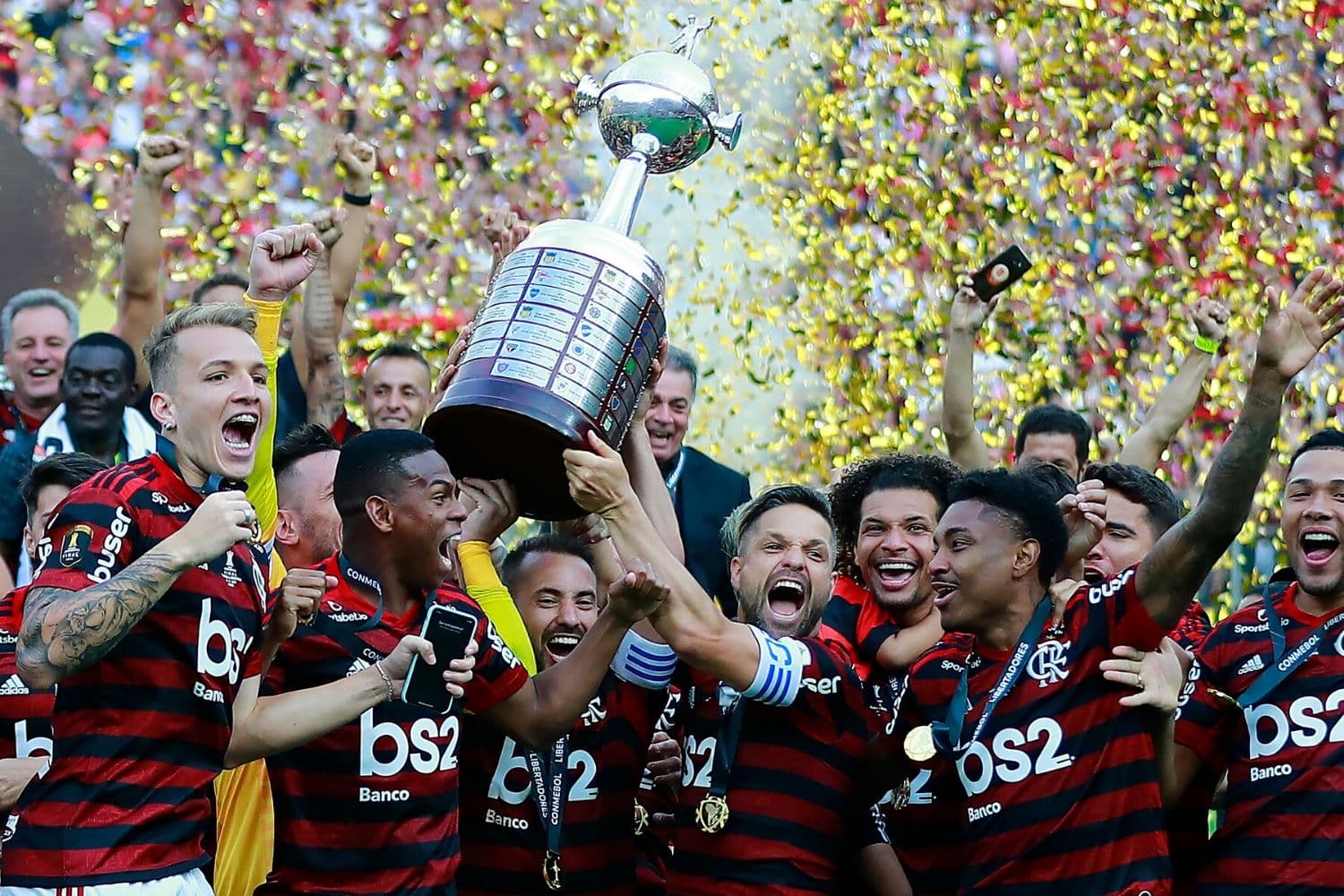 Diego Ribas ergue a taça de campeão do Flamengo, a segunda Libertadores da história do clube carioca