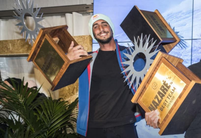 Surfista Lucas Chumbo com os troféus que ganhou em Nazaré, Portugal