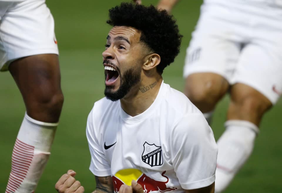 Claudinho, atacante do Red Bull, celebra gol na Série B