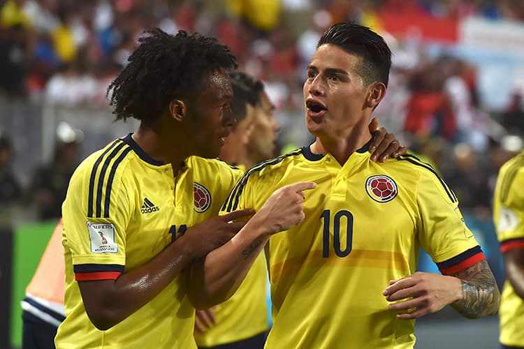 James Rodriguez comemora com Cuadrado após marcar contra o Peru, pelas Eliminatórias da Copa da Rússia, em Lima