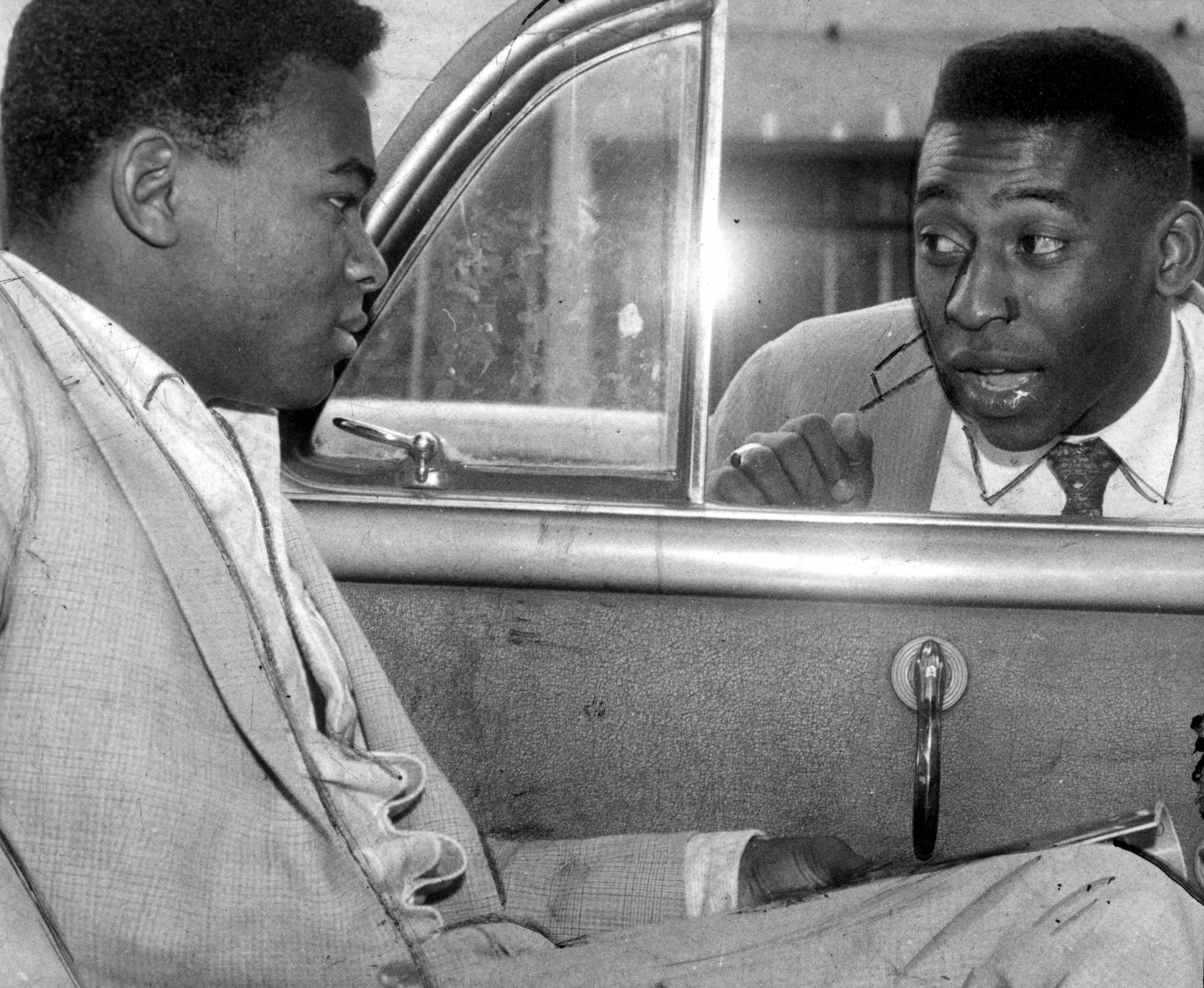 13.07.1960: o jogador santista Pelé (à dir.) conversa com Coutinho dentro de carro