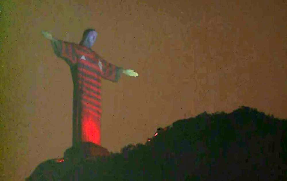 Cristo Redentor “veste” a camisa do Flamengo na véspera da final da Libertadores contra o River Plate