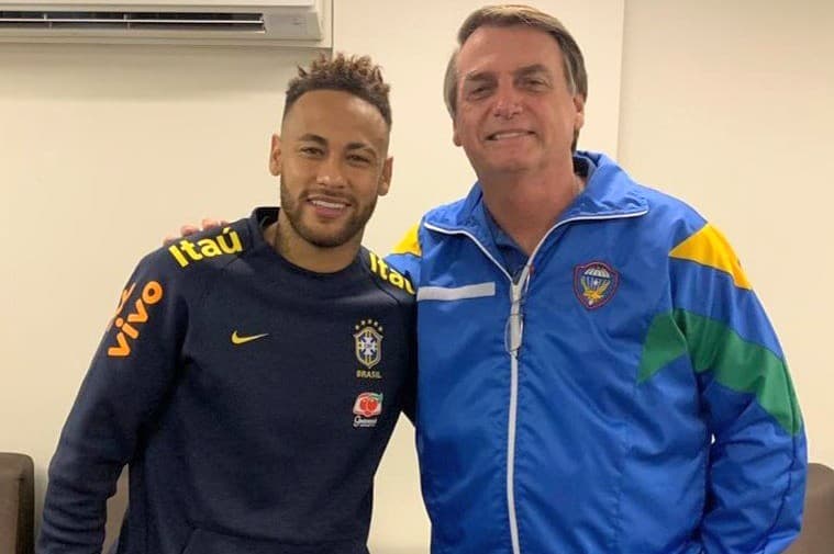 Neymar posa para foto com o presidente da República, Jair Bolsonaro, em hospital de Brasília (DF) – 06/06/2019