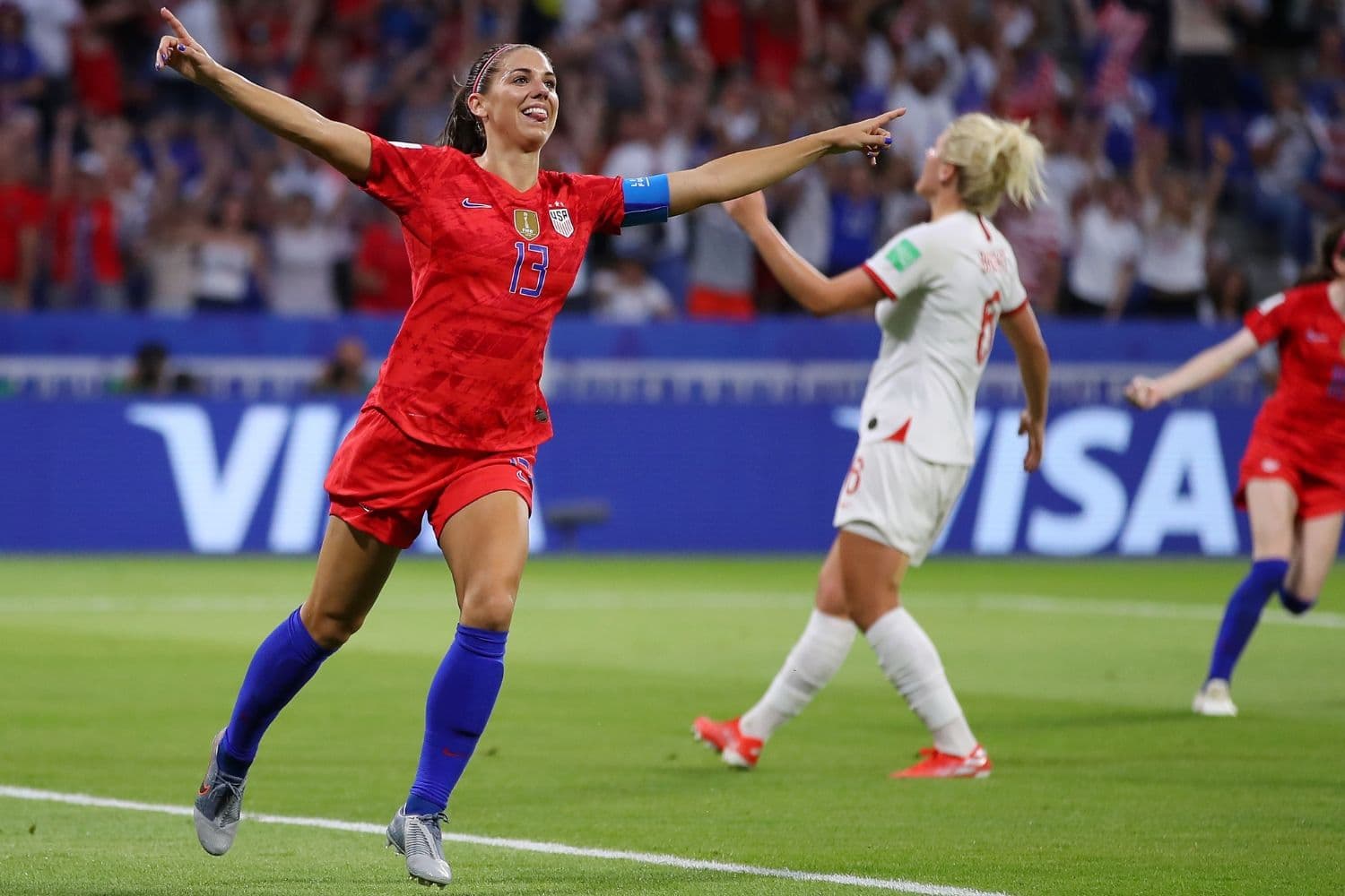 A atacante Alex Morgan, da seleção americana de futebol, comemora seu gol contra a seleção da Inglaterra na Copa do Mundo feminina da Fifa, em Lyon, na França