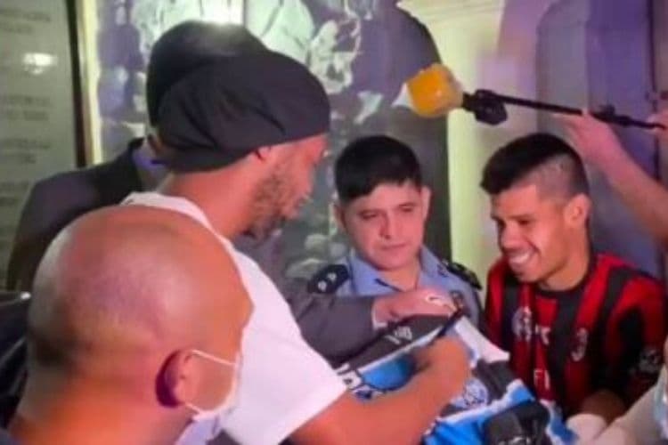 Ronaldinho Gaúcho dá autógrafos para torcedores ao chegar a hotel onde vai cumprir prisão domiciliar no Paraguai