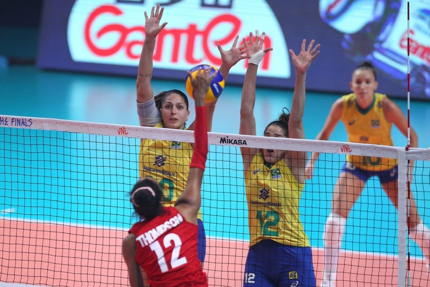 Brasileiras venceram os dois primeiros sets, mas sofreram a virada das norte americanas, agora bicampeãs do torneio
