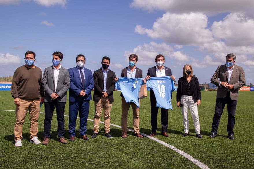Alejandro Domínguez (o sexto da esq. para a dir), durante visita ao Montevideo Torque; ali começou tudo