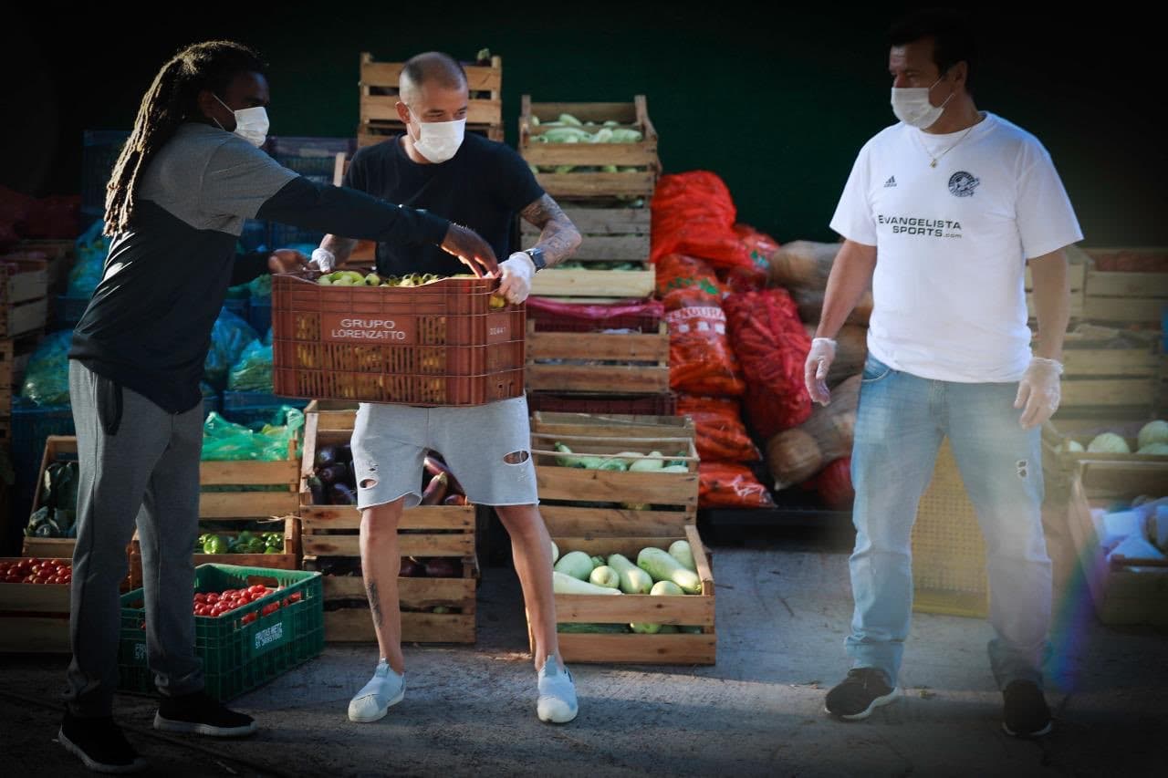 Tinga, D'Alessandro e Dunga fazem enrega de alimentos no bairro da Restinga