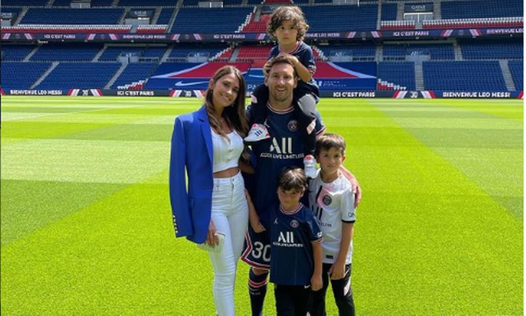 Messi e a família durante a apresentação no Paris Saint-Germain -