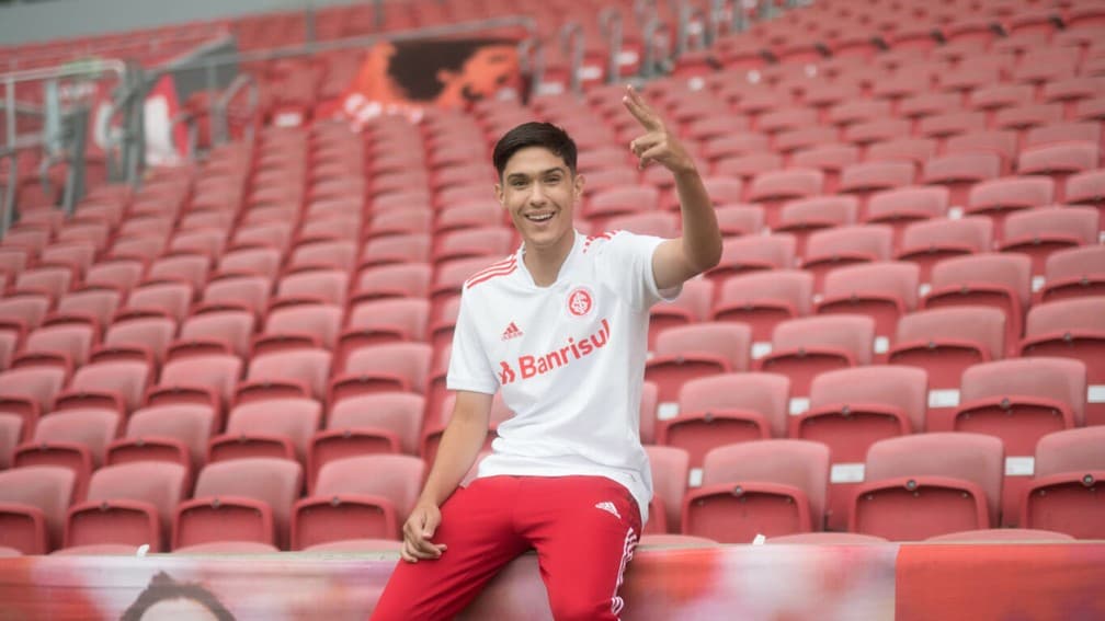 Enzo, filho do ex-jogador Fernandão, posa com a nova camisa do Inter