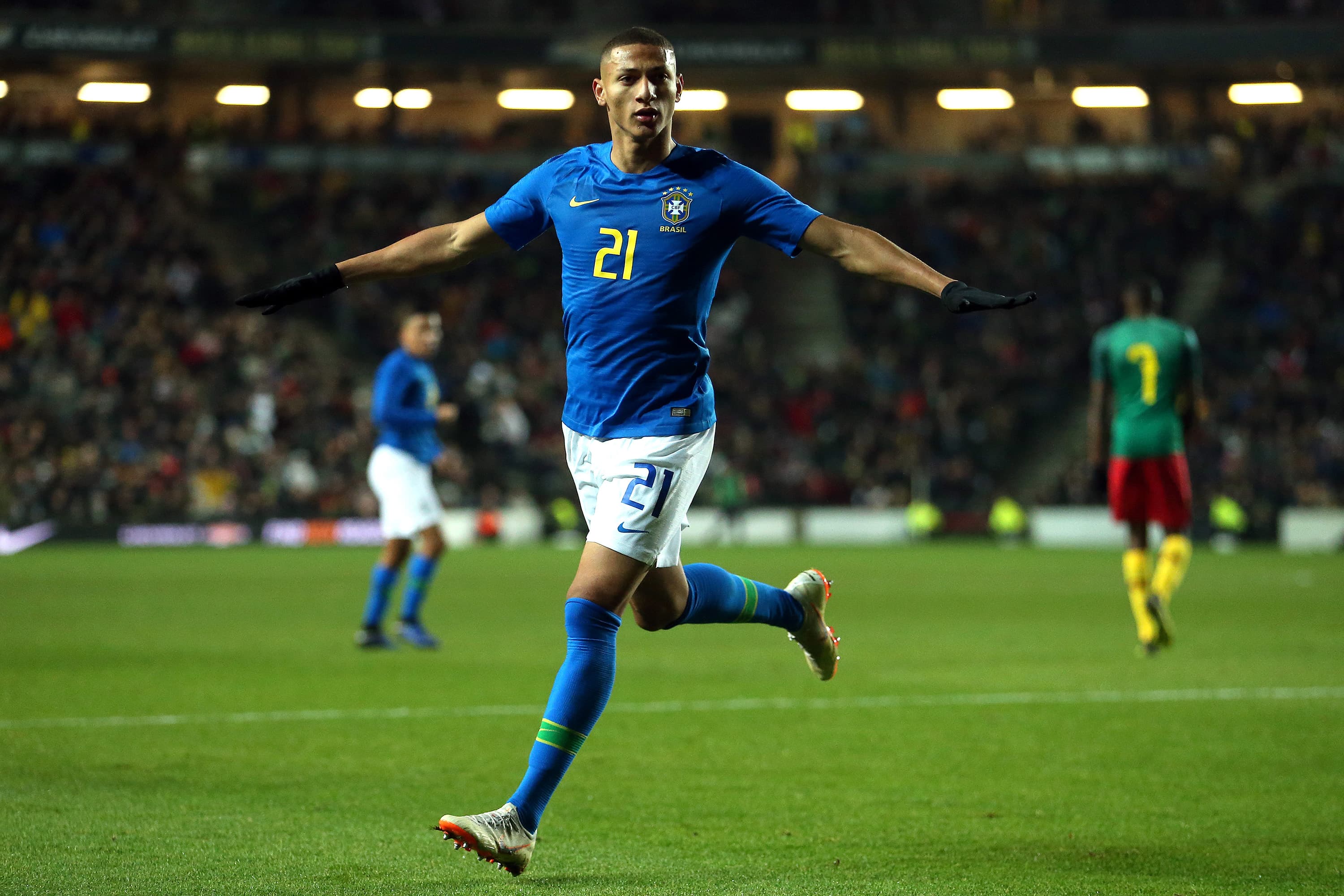 O atacante Richarlison comemora após marcar o gol do Brasil no amistoso contra Camarões em Milton Keynes, na Inglaterra – 20/11/2018