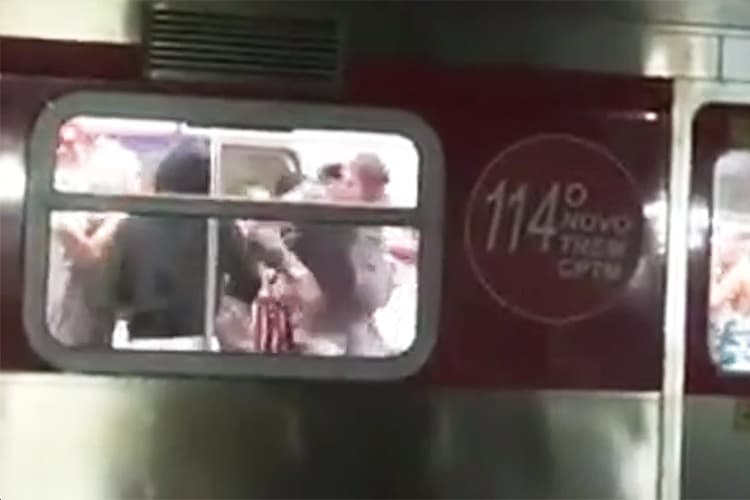 Torcedores rivais brigam em composição da CPTM (Companhia Paulista de Trens Metropolitanos), na cidade de São Paulo (SP) - 03/02/2018