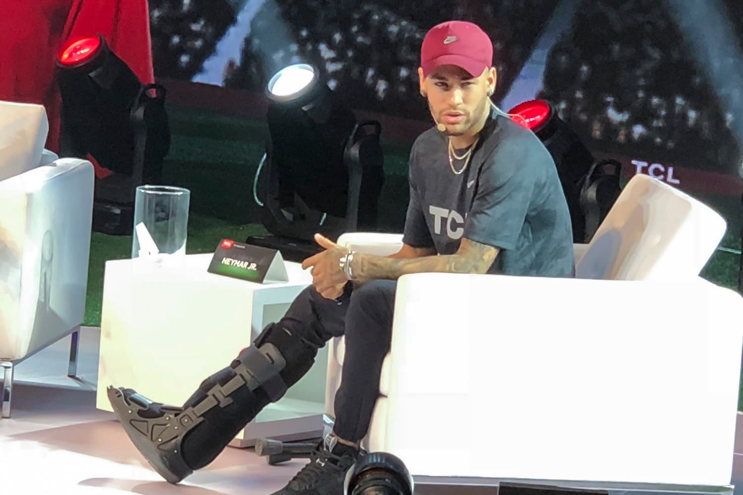 Neymar durante coletiva de imprensa em São Paulo