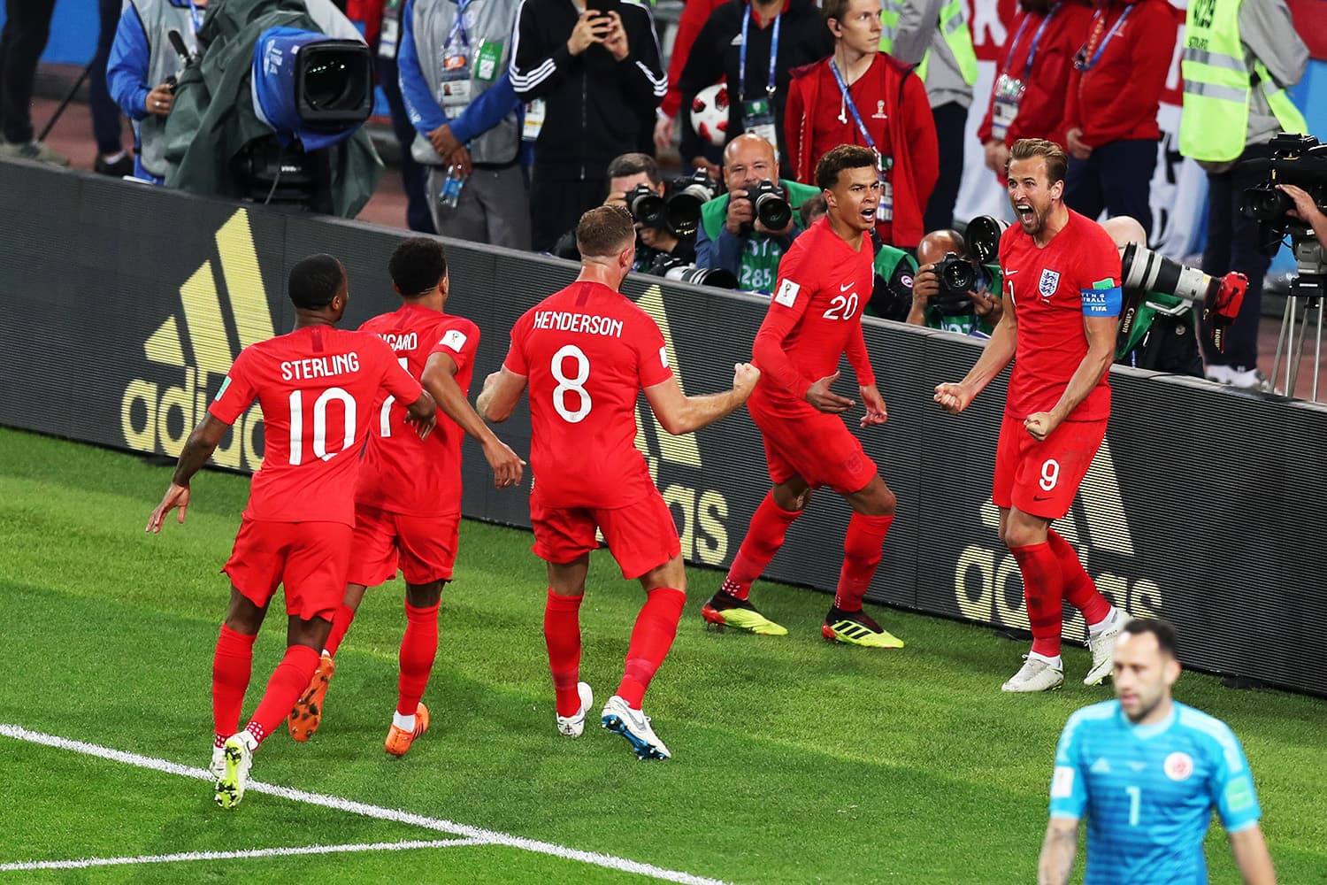 Harry Kane comemora após marcar gol de pênalti para a Inglaterra, em partida contra a Colômbia – 03/07/2018