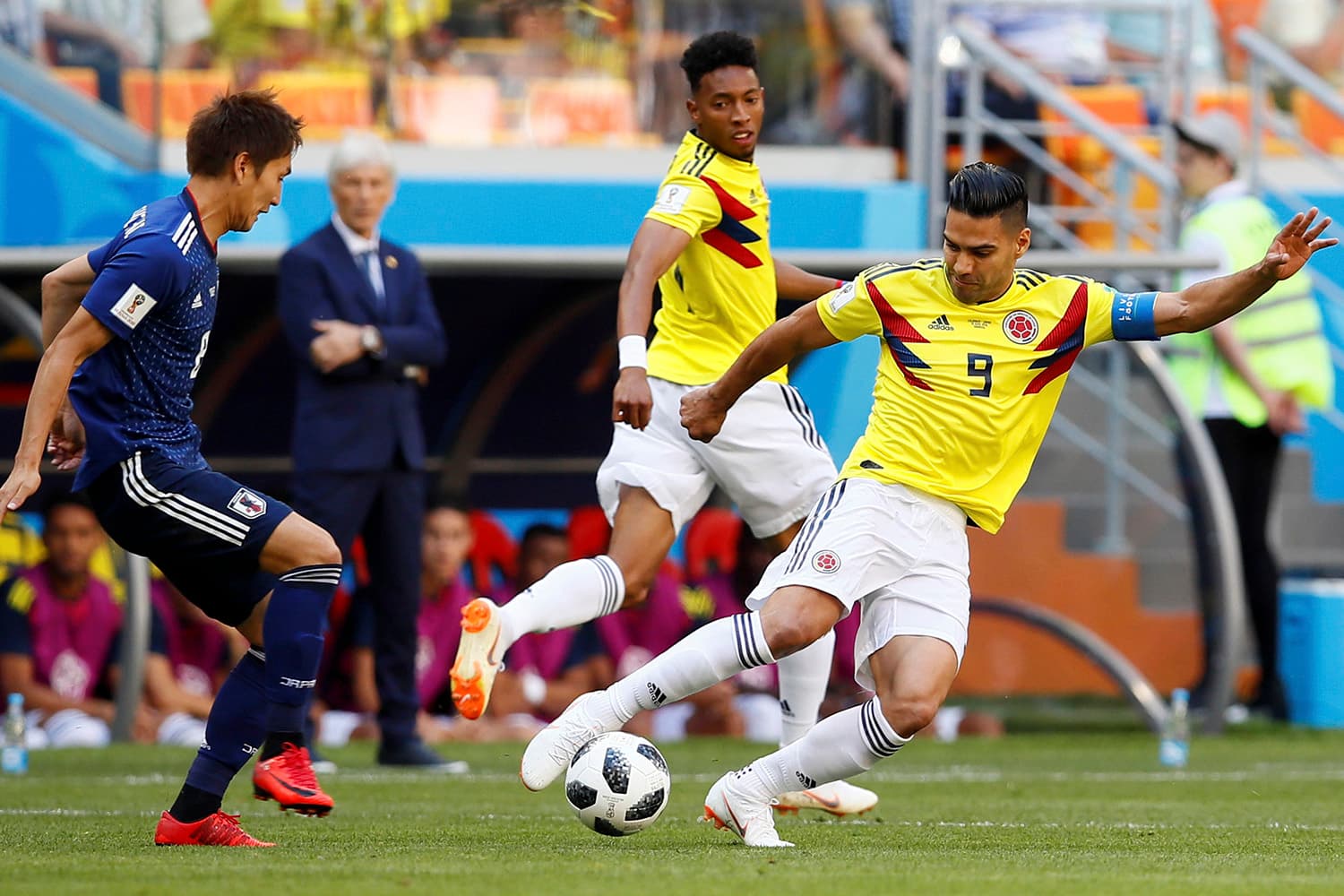 O colombiano Radamel Falcao em ação contra os japoneses durante o confronto válido pelo Grupo H da Copa do Mundo da Rússia
