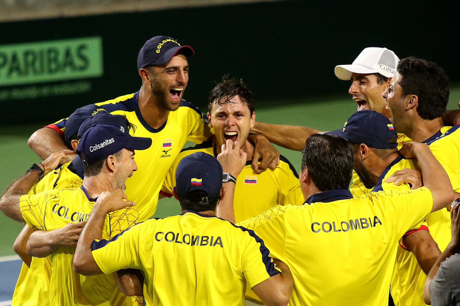 Tenistas colombianos comemoram ao derrotar brasileiros na Copa Davis - 07/04/2018