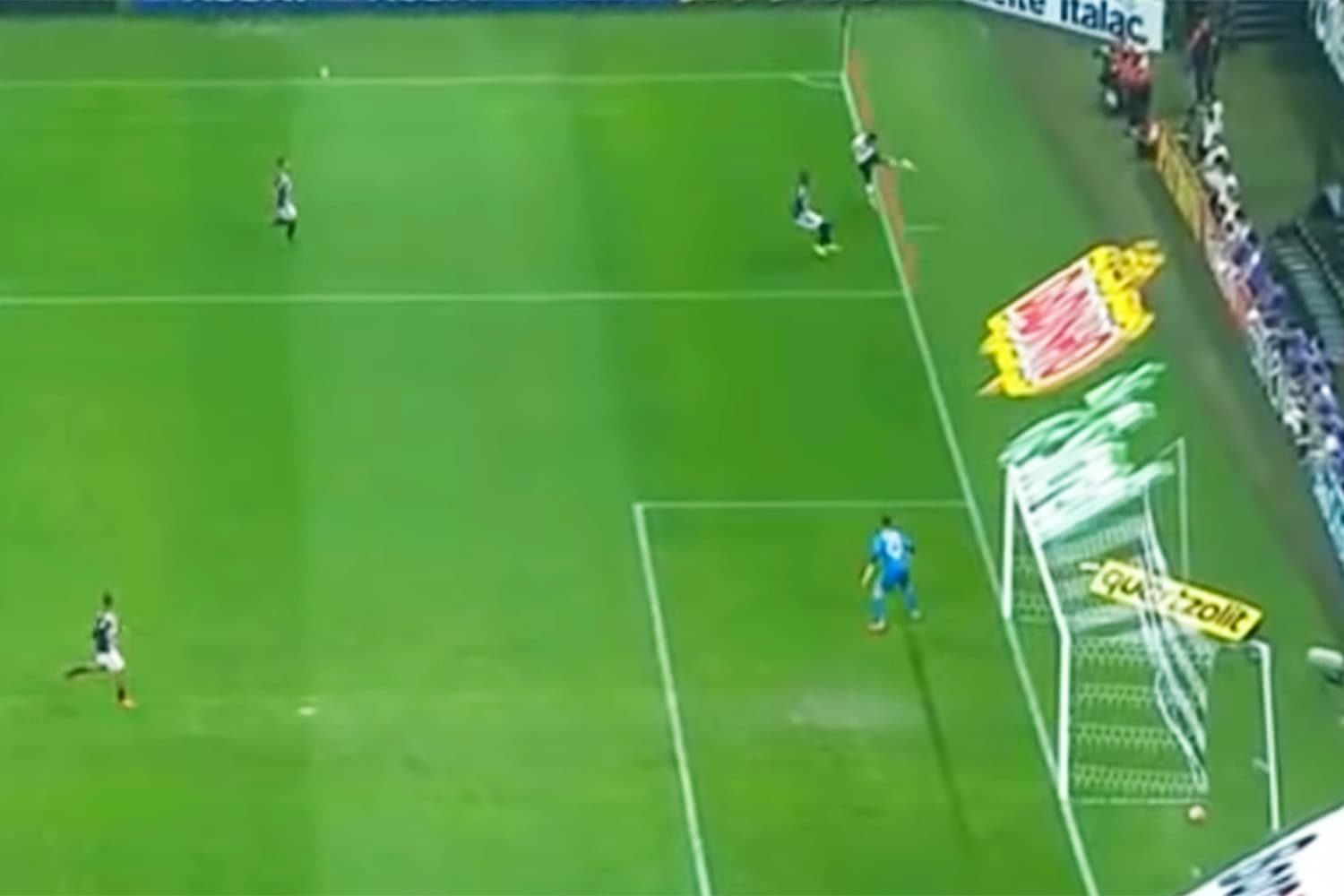 Bola saiu durante cruzamento de Clayson, do Corinthians, antes da equipe abrir o placar