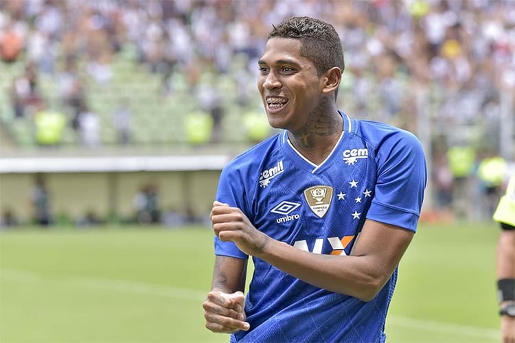 O atacante Raniel, do Cruzeiro, comemora o gol da vitória na partida contra o Atlético Mineiro, com uma dancinha, no estádio Independência, em Minas Gerais – 04/03/2018