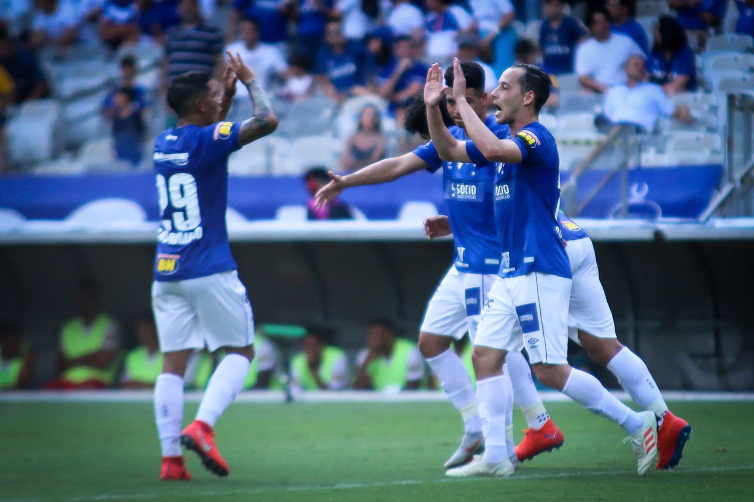 Rodriguinho, do Cruzeiro, comemora o gol marcado com os companheiros de time na partida contra o Tupynambás, válida pelo Campeonato Mineiro 2019, no Estádio Mineirão – 10/02/2019